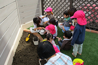 園庭で砂遊び